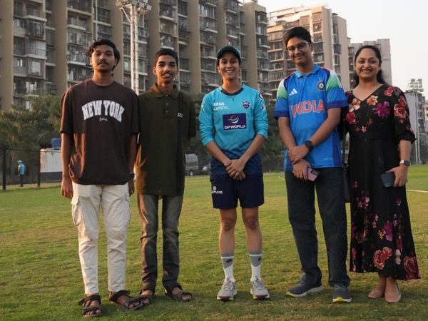 winners-of-the-lucky-draw-training-session-live-interacting-with-wpl-players.Click to read full article.